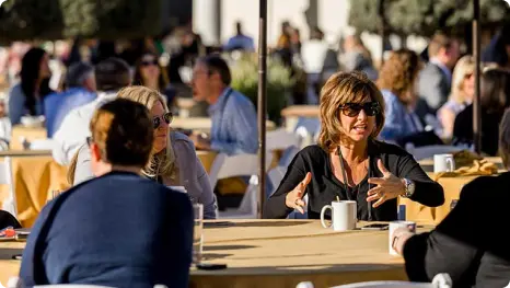 HR leaders connecting in warm weather